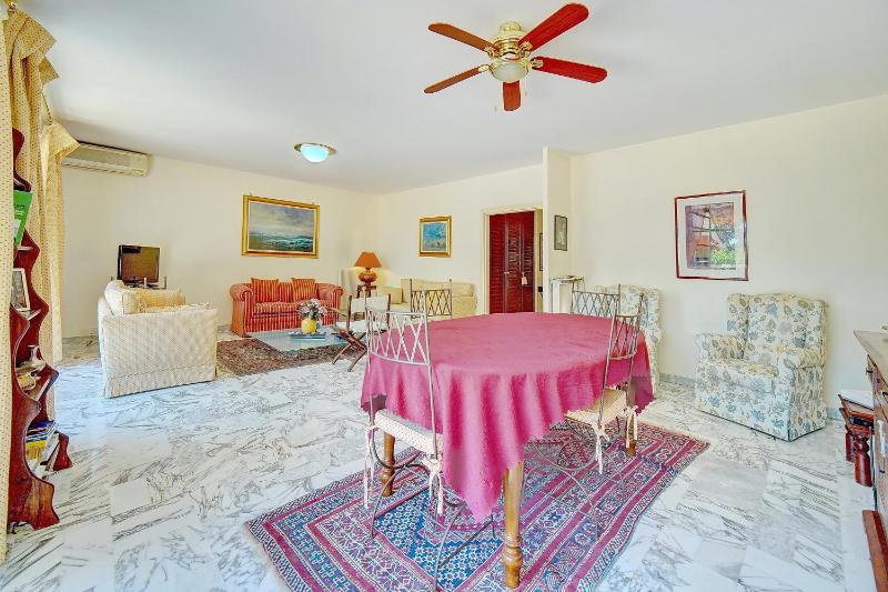 comfortable 3 bedroom superb south terrace - image 7
