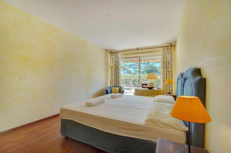 comfortable 3 bedroom superb south terrace - image 37