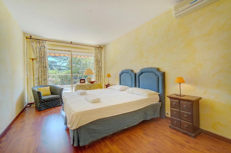 comfortable 3 bedroom superb south terrace - image 30