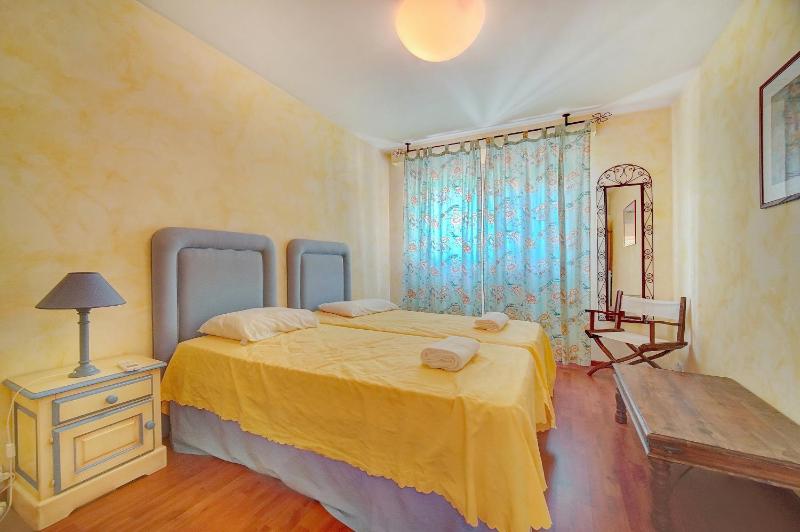 comfortable 3 bedroom superb south terrace - image 47
