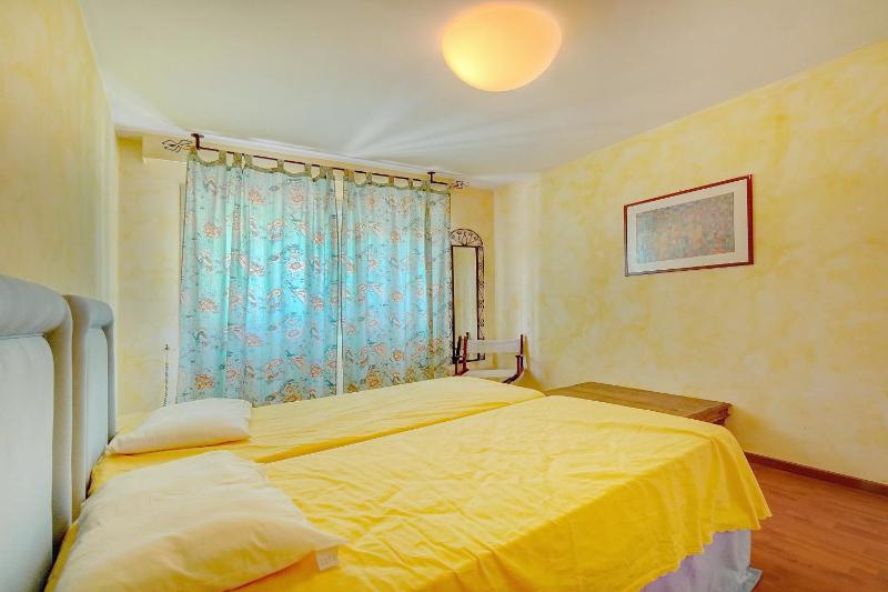 comfortable 3 bedroom superb south terrace - image 20