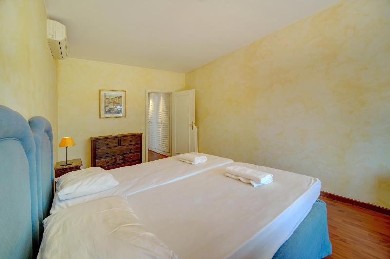 comfortable 3 bedroom superb south terrace - image 14