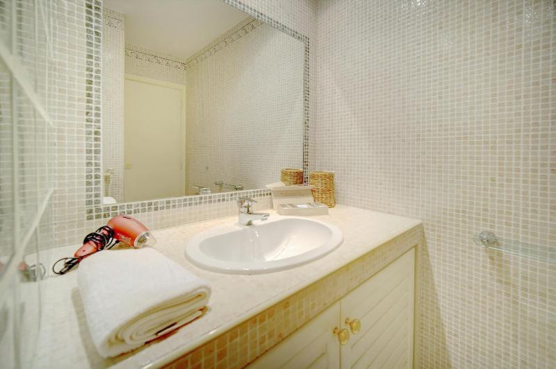 comfortable 3 bedroom superb south terrace - image 36