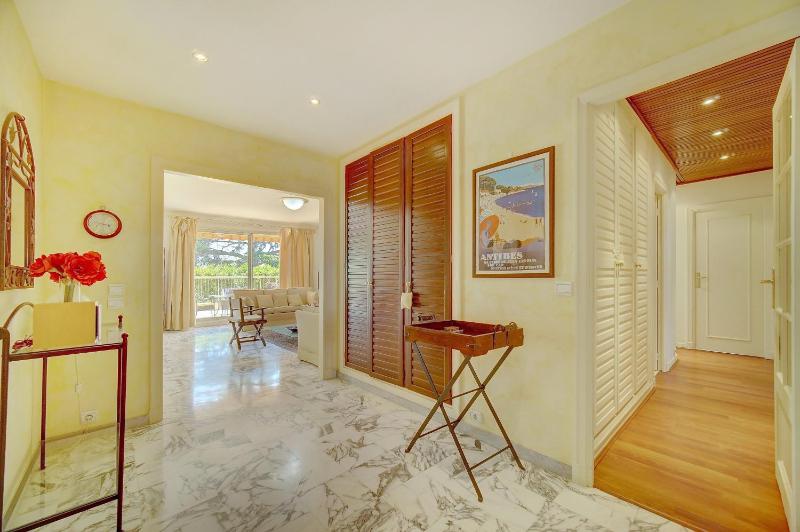 comfortable 3 bedroom superb south terrace - image 25
