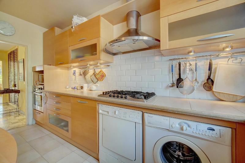 comfortable 3 bedroom superb south terrace - image 3
