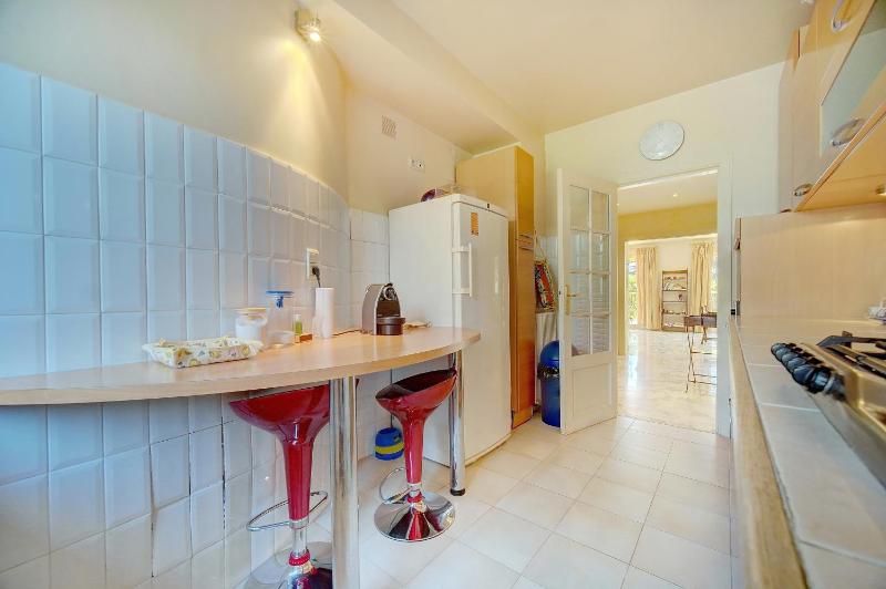 comfortable 3 bedroom superb south terrace - image 18