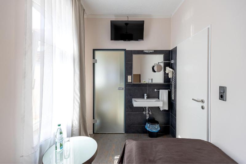 Single Room image 4