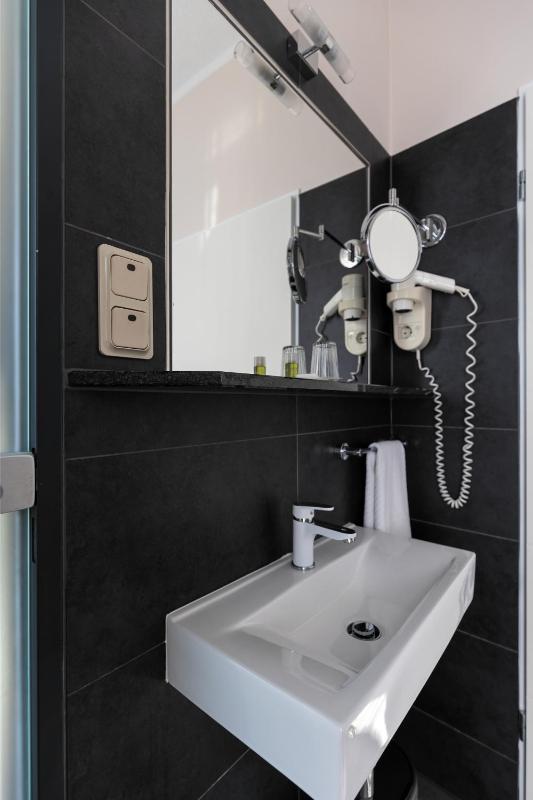 Single Room image 3