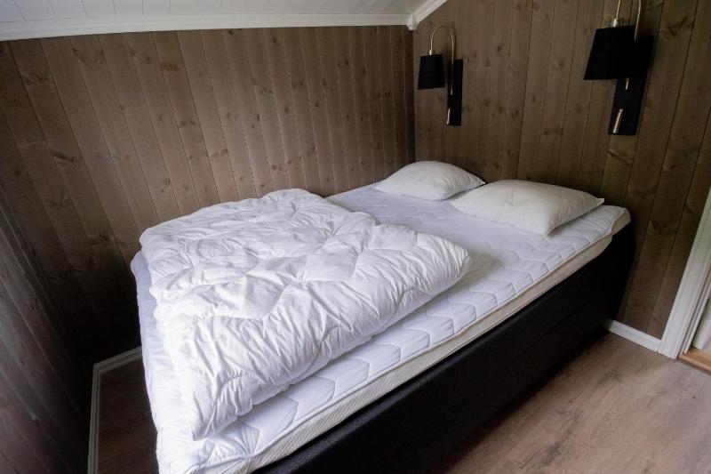 Deluxe Two-Bedroom Cottage image 4