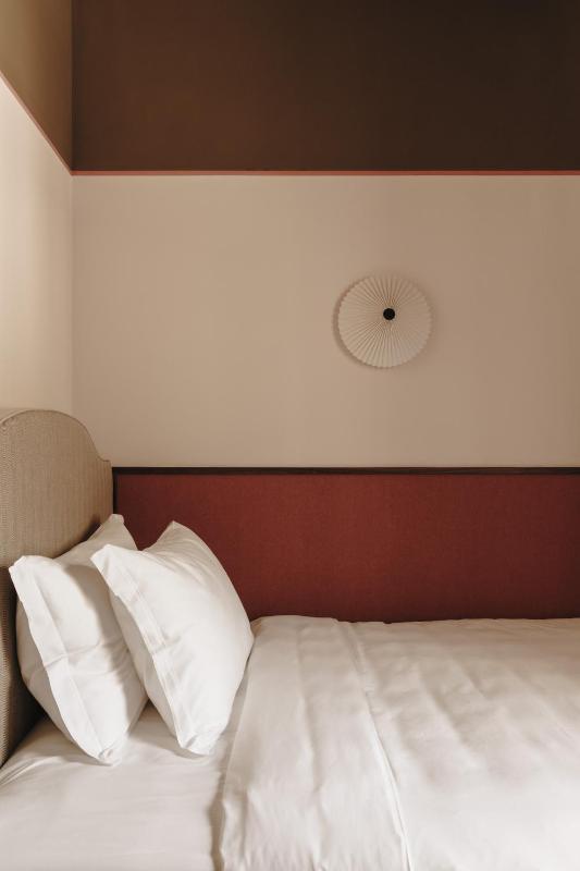 Queen Room image 4