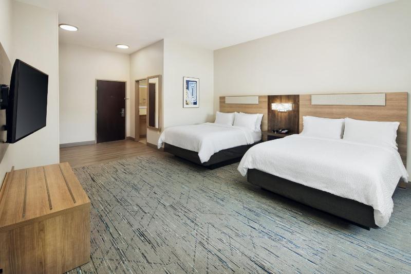 Queen Suite with Two Queen Beds image 2