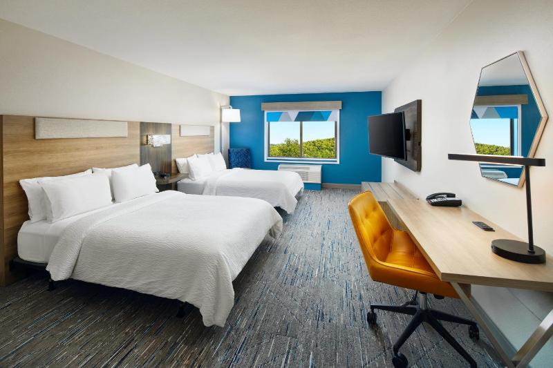 Queen Room with Two Queen Beds - Hearing Accessible image 2