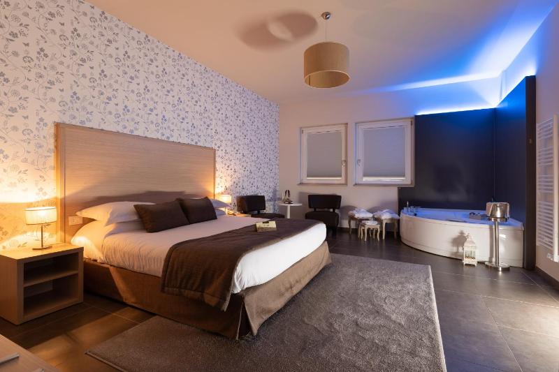 Suite with Spa Bath image 2
