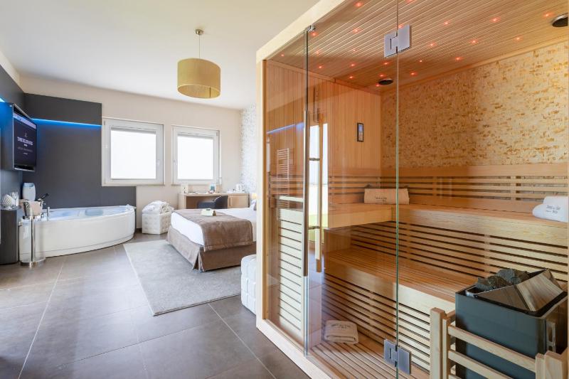 Suite with Sauna image 4