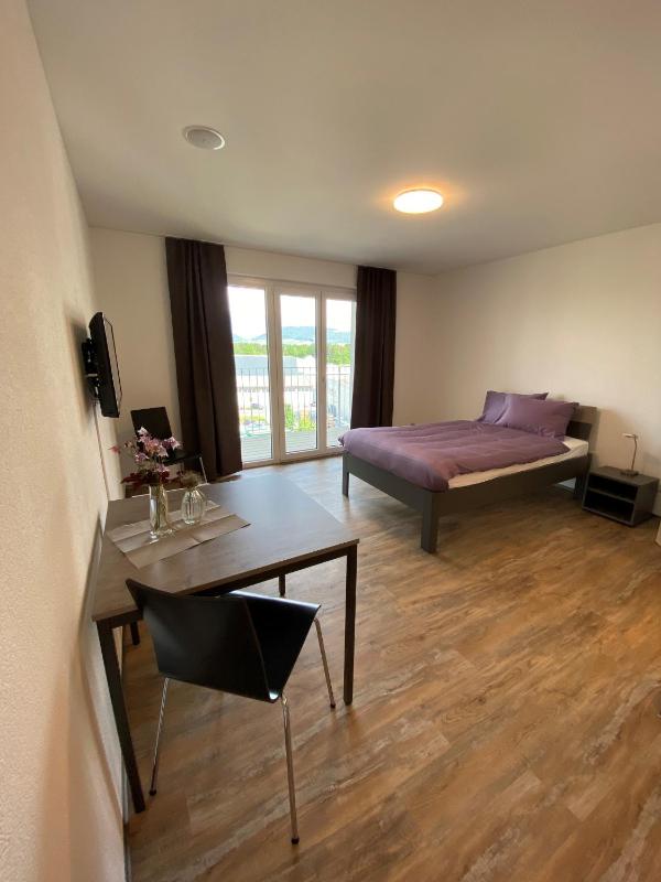 Single Room with Bathroom image 1