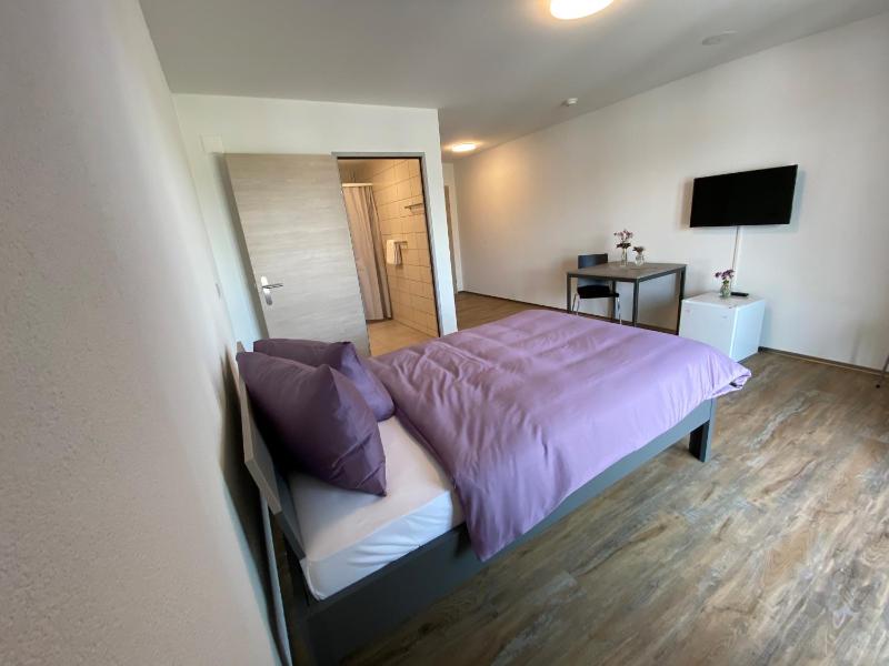 Single Room with Bathroom image 4