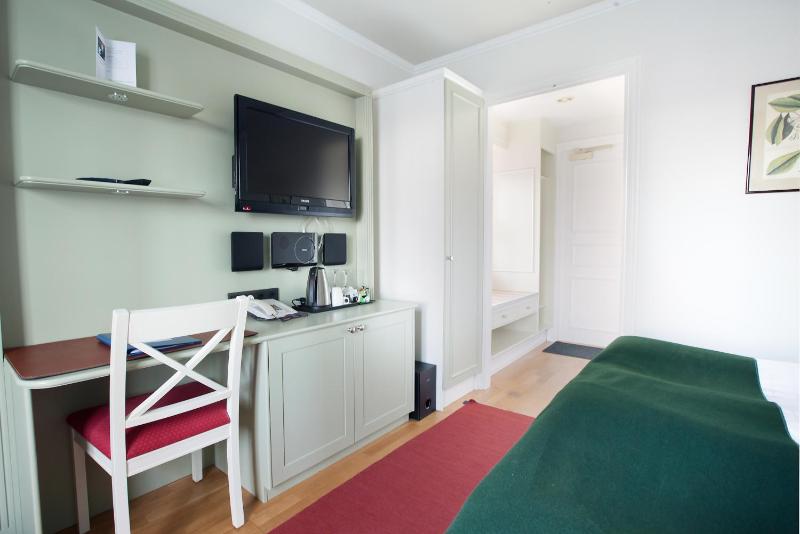Classic Twin Room image 4
