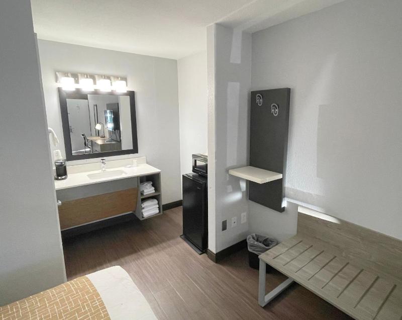King Room - Non-Smoking image 3