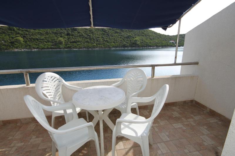 One-Bedroom Apartment with Terrace and Sea View image 4