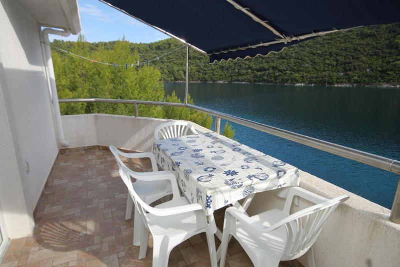 One-Bedroom Apartment with Terrace and Sea View image 4