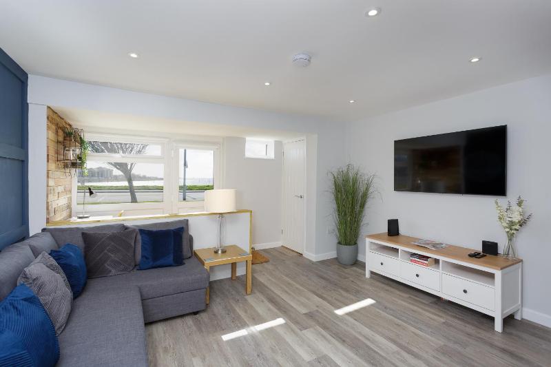 Castle View - Port Solent Stunning Waterfront House Images