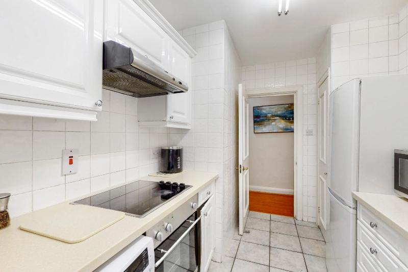 Deluxe Three-Bedroom Apartment image 3