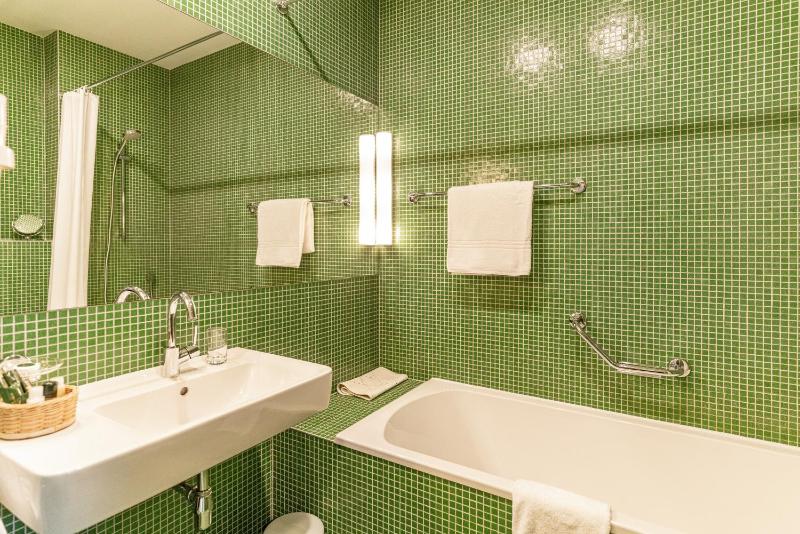 Single Room with Bath image 2