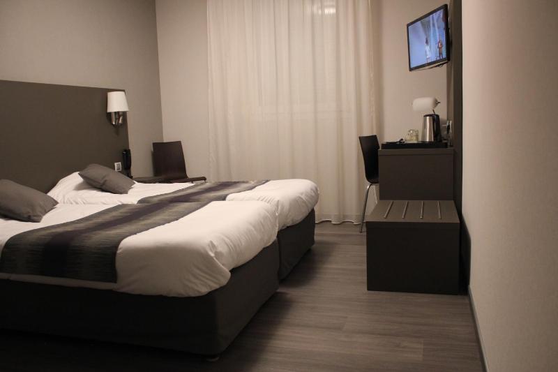 Twin Room image 2