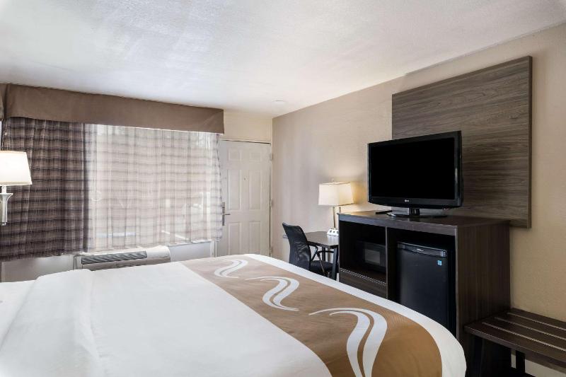 King Room - Accessible/Smoking image 4