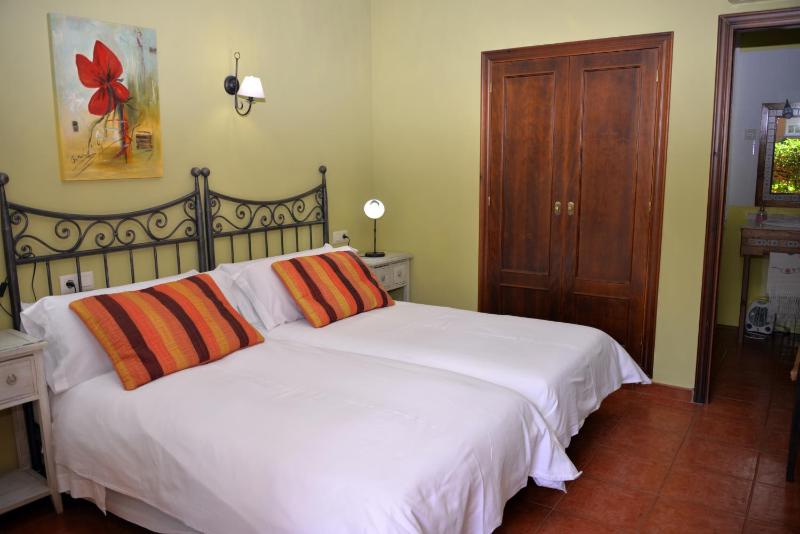 Twin Room image 3