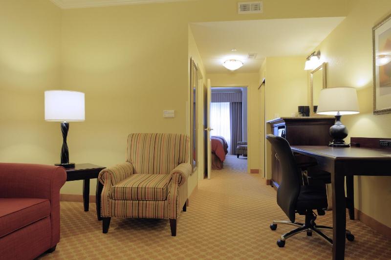 One-Bedroom Suite with Two Queen Beds and Sofa Bed image 3