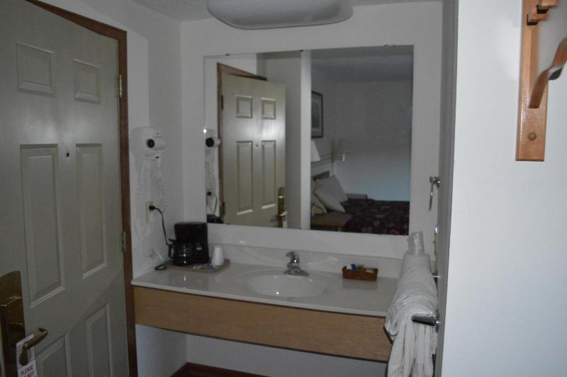 Queen Room image 2
