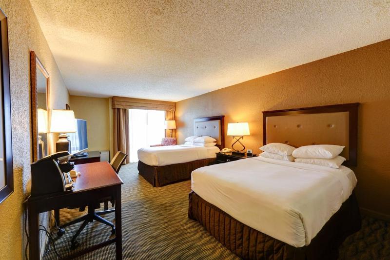 Queen Room with Two Queen Beds - Mobility Access Tub/Non-Smoking image 3