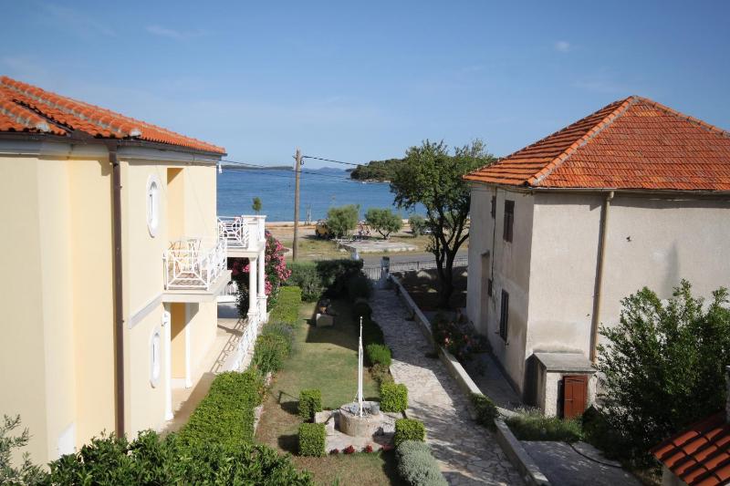 Triple Room with Balcony and Sea View image 2