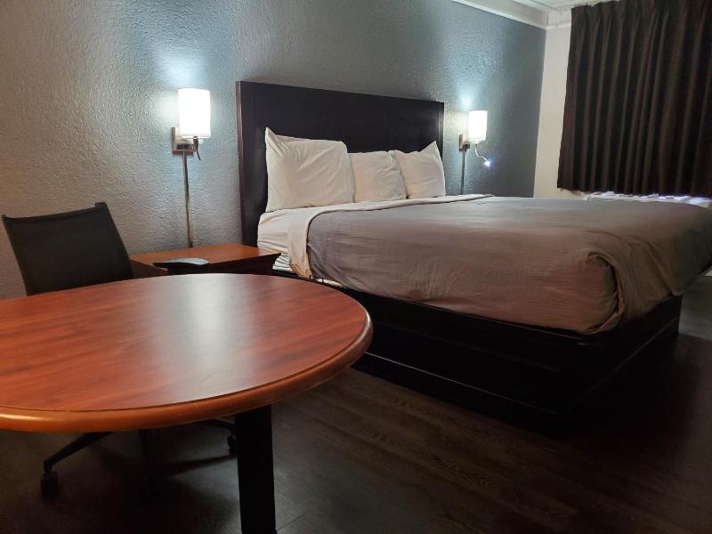 Standard King Room image 2