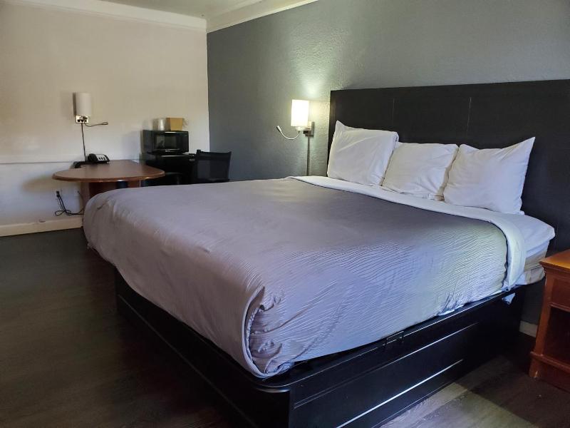 Standard King Room image 3