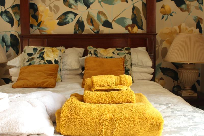 Deluxe King Room image 2