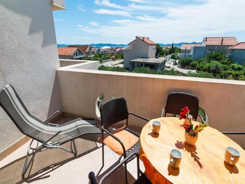 One Bedroom Apartment with Balcony image 1