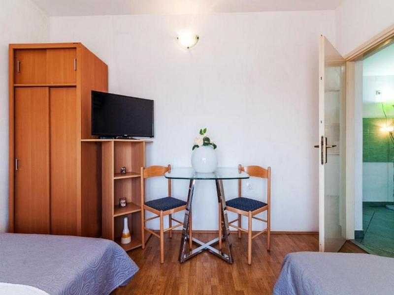 One Bedroom Apartment with Balcony image 4