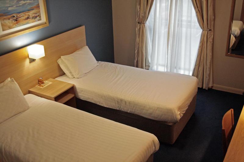 Twin Room image 1