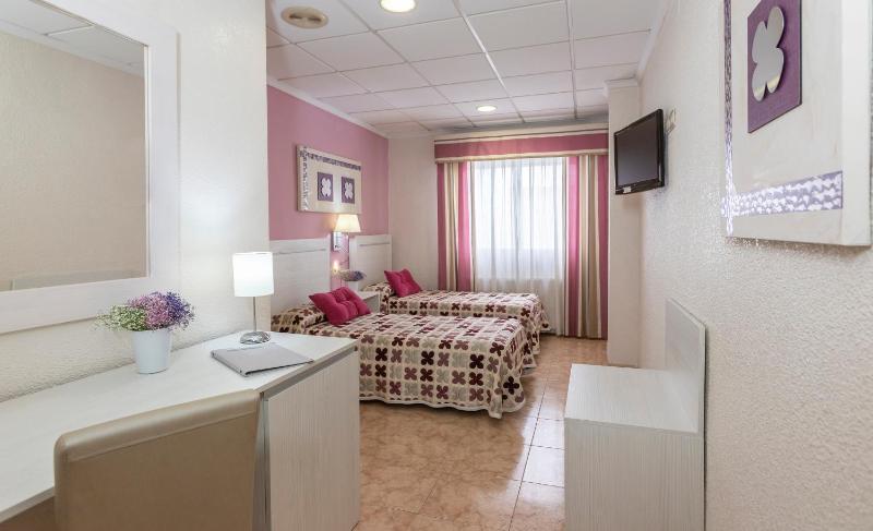 Superior Twin Room image 1