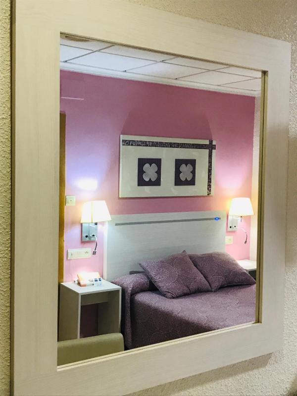 Superior Twin Room image 3