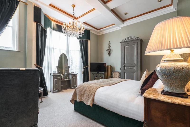 Double Room with Private Bathroom image 1