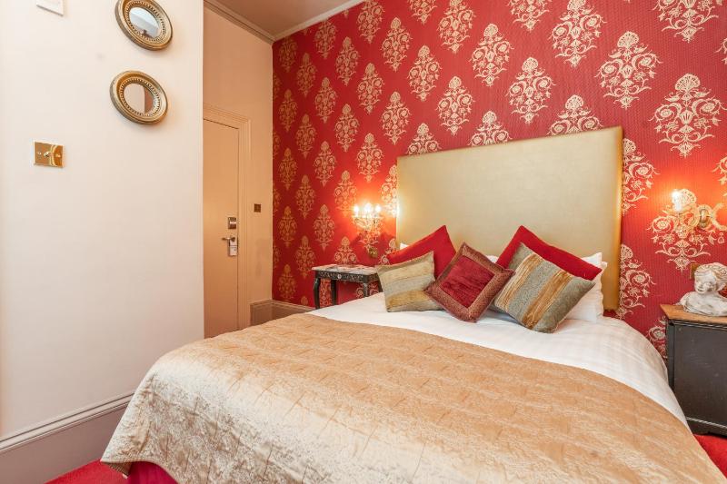 Double Room with Private Bathroom image 4