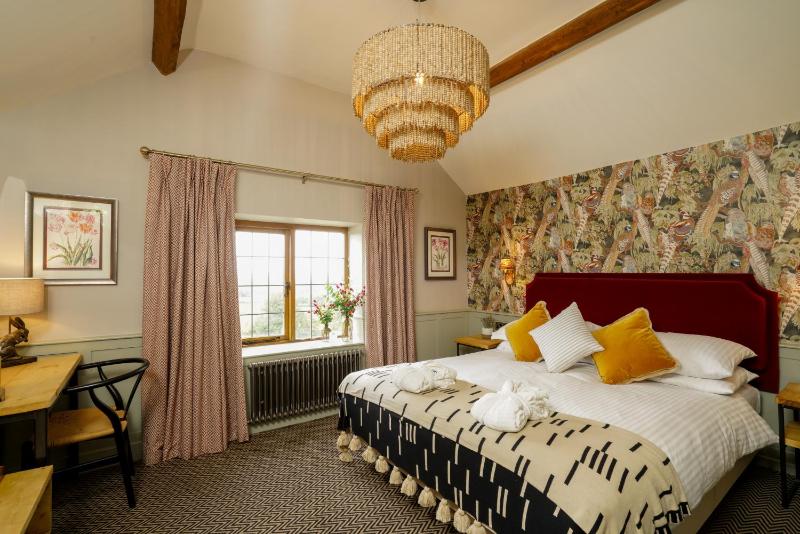 Superior King Room image 4