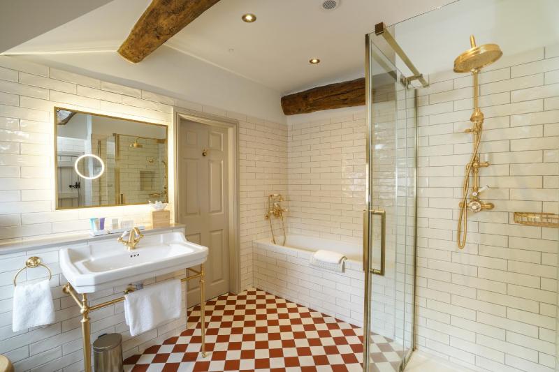 Superior King Room image 3