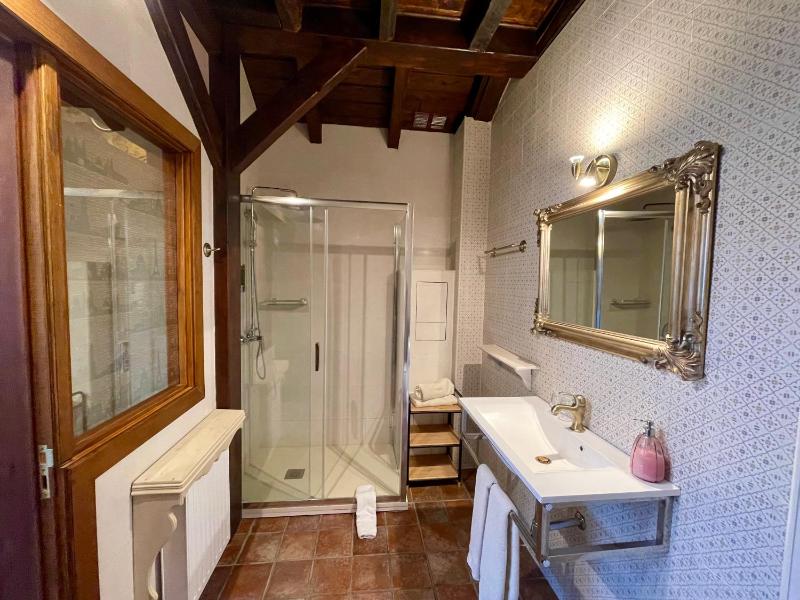 Luxury Suite with Spa Bath image 2