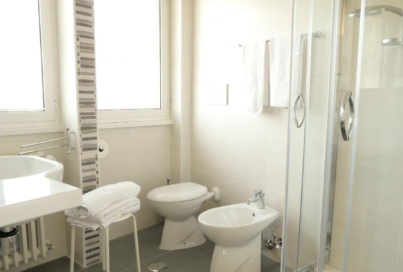 Deluxe Double Room image 3