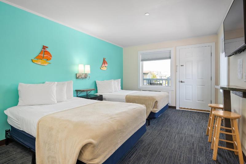 NEW Building, Deluxe Bayview 2 Double Beds image 3