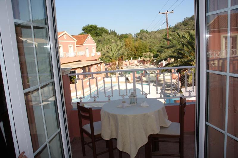 Deluxe Double or Twin Room with Pool View image 4